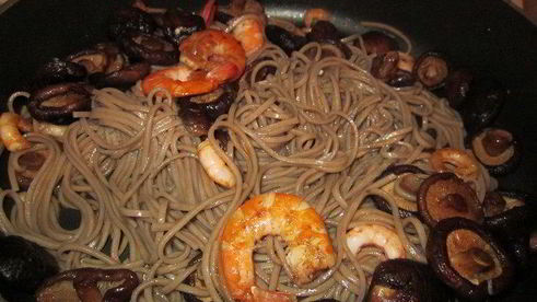 гречневая лапша соба с грибами и креветками