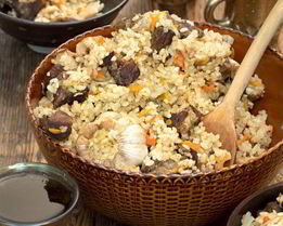 Белые грибы в казане с рисом и мясом