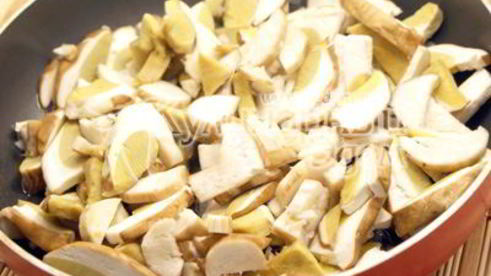 белые грибы в сметанном соусе