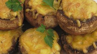 Фаршированные грибы с сыром в духовке