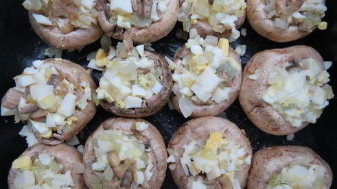 фаршированные шампиньоны под сметанным соусом