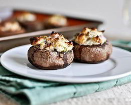 Грибы, фаршированные сливочным сыром, пепперони и перцем