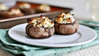 Грибы, фаршированные сливочным сыром, пепперони и перцем