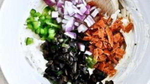 грибы, фаршированные сливочным сыром, пепперони и перцем