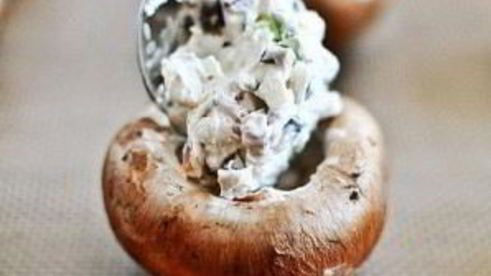 грибы, фаршированные сливочным сыром, пепперони и перцем