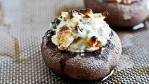 грибы, фаршированные сливочным сыром, пепперони и перцем