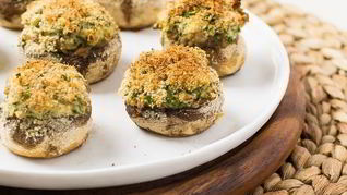 Грибы, фаршированные сыром, в духовке