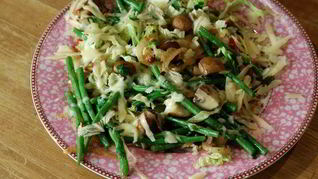 Грибы с фасолью, капустой и сыром