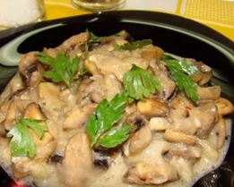 Грибы тушеные в сметане на сковороде