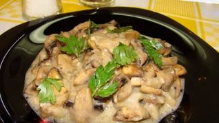 Грибы тушеные в сметане на сковороде