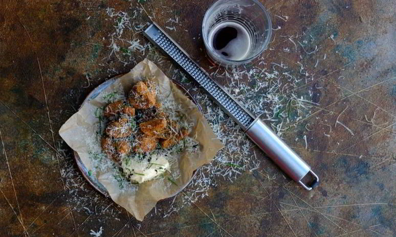 Рецепт хрустящих шампиньонов с соусом айоли и трюфельным маслом