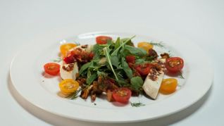 Лисички с жареным адыгейским сыром