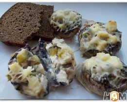 Печеные шампиньоны с адыгейским сыром и соленым огурцом