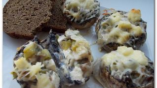 Печеные шампиньоны с адыгейским сыром и соленым огурцом