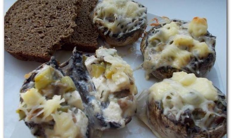 Рецепт печеных шампиньонов с адыгейским сыром и соленым огурцом