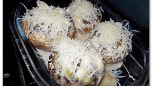 печеные шампиньоны с адыгейским сыром и соленым огурцом