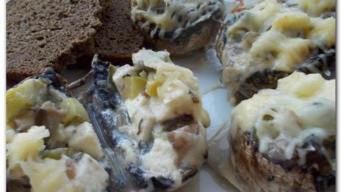печеные шампиньоны с адыгейским сыром и соленым огурцом