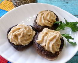 Шампиньоны, фаршированные чечевицей