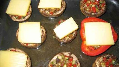 шампиньоны фаршированные цуккини и сыром