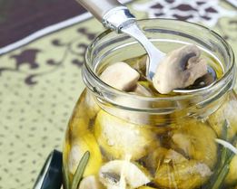 Шампиньоны с розмарином и чесноком