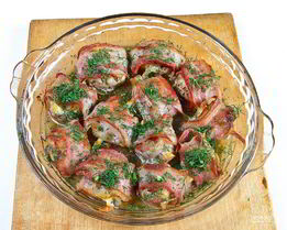 Шампиньоны в беконе в духовке