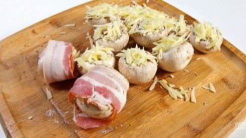 шампиньоны в беконе в духовке