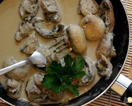 Шампиньоны в сметанно-соевом соусе