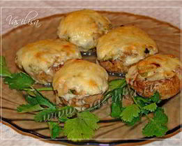 Шляпки шампиньонов, запеченные под сметаной