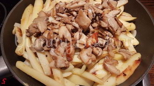 вешенки с жареной картошкой