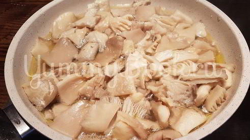 вешенки с жареной картошкой