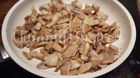 вешенки с жареной картошкой