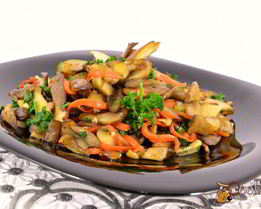 Вешенки жареные с морковью и чесноком