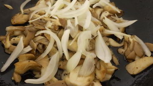 вешенки жареные с морковью и чесноком