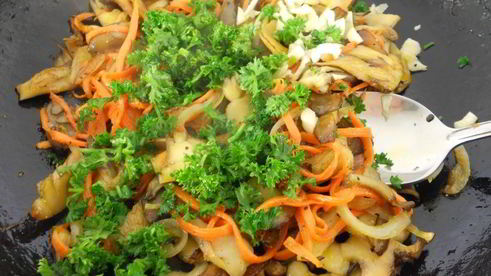 вешенки жареные с морковью и чесноком