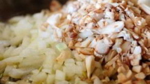 запеченные грибы, фаршированные сыром и шпинатом