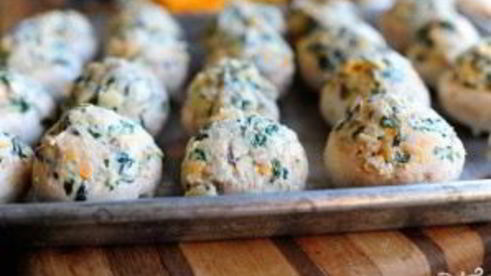 запеченные грибы, фаршированные сыром и шпинатом