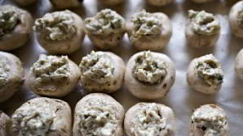 запеченные грибы с начинкой