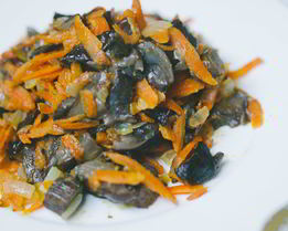 Жареные грибы с морковкой и луком