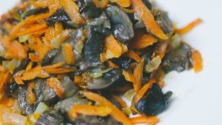Жареные грибы с морковкой и луком