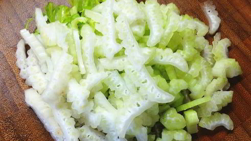 ароматный гуляш с грибами и сельдереем