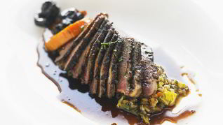 Гуляш из говядины с черносливом