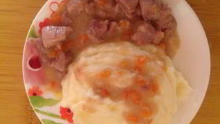 Гуляш из говядины с подливой