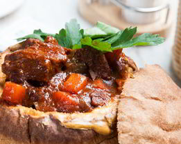 Гуляш из говядины со сладким перцем