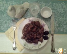 Гуляш из говядины в пиве с вишней и черносливом