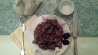 Гуляш из говядины в пиве с вишней и черносливом