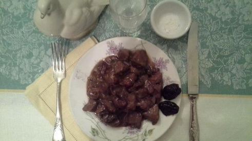 гуляш из говядины в пиве с вишней и черносливом