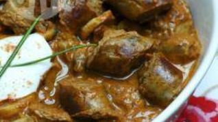 Гуляш из колбасы с подливкой