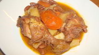 Гуляш из красной фасоли и курицы