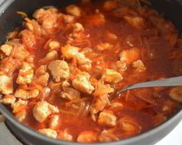 Гуляш из куриной грудки с болгарским перцем