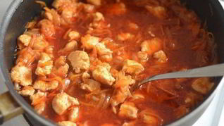 Гуляш из куриной грудки с болгарским перцем